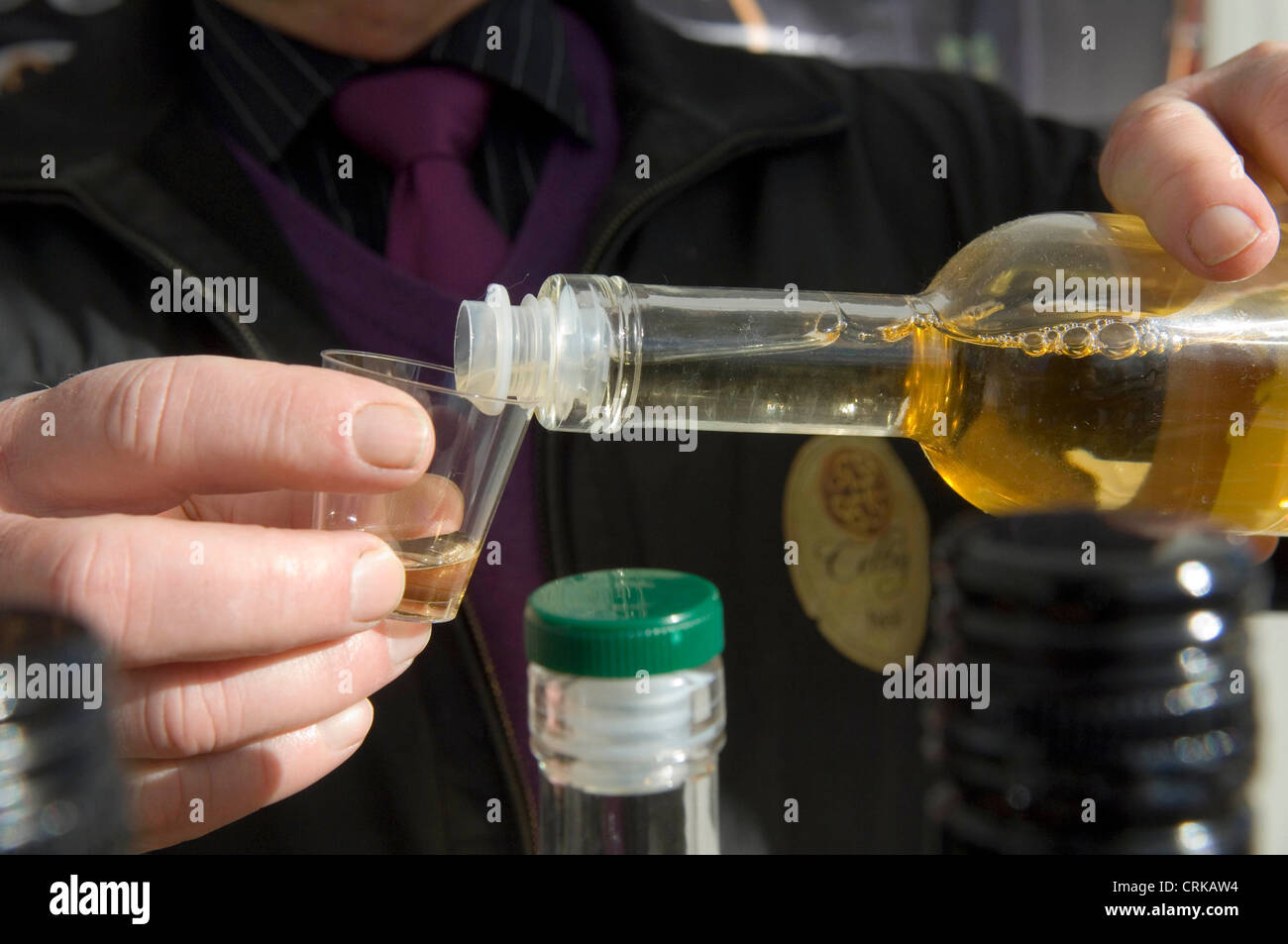 Man pouring un tot de whisky Photo Stock - Alamy