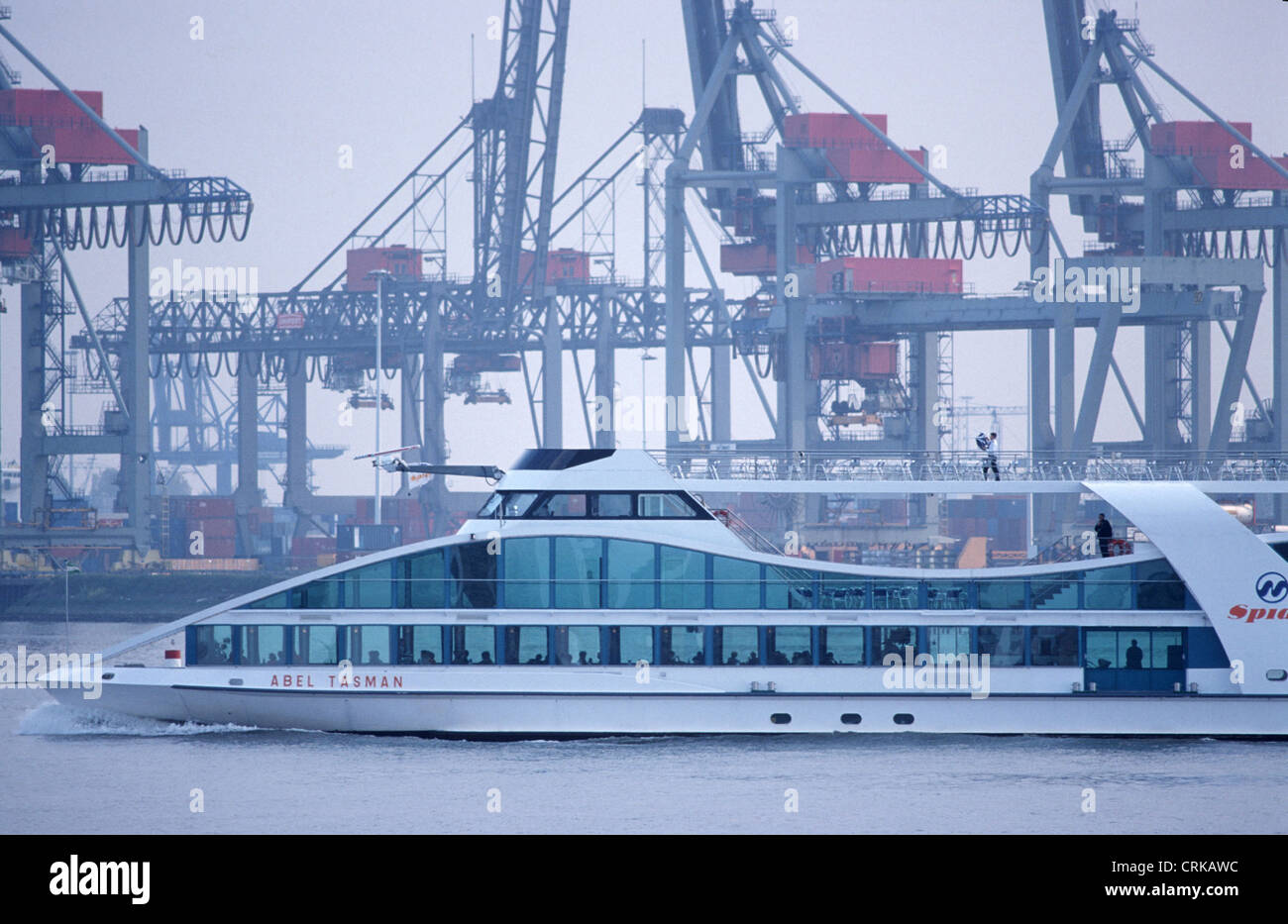 Ces flotteurs Ferry le port à conteneurs Banque D'Images