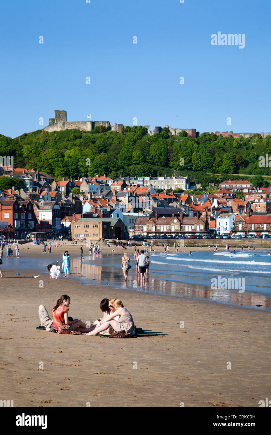 Occupé à l'exploitation des sables bitumineux et de Castle Hill Scarborough North Yorkshire Angleterre Banque D'Images