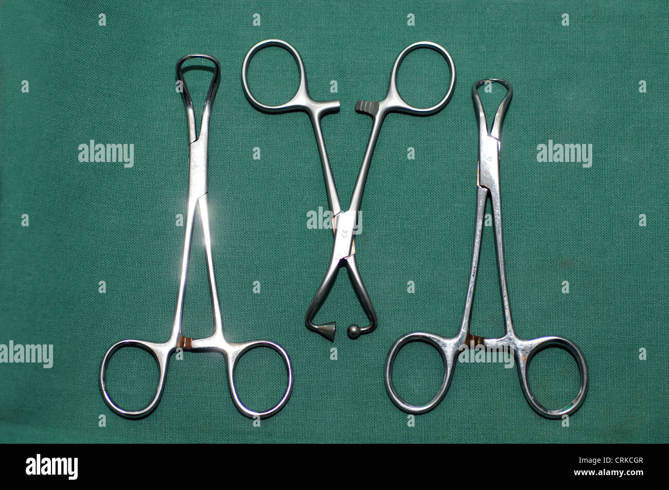 Instrument pince chirurgicale Banque de photographies et d'images à haute  résolution - Alamy