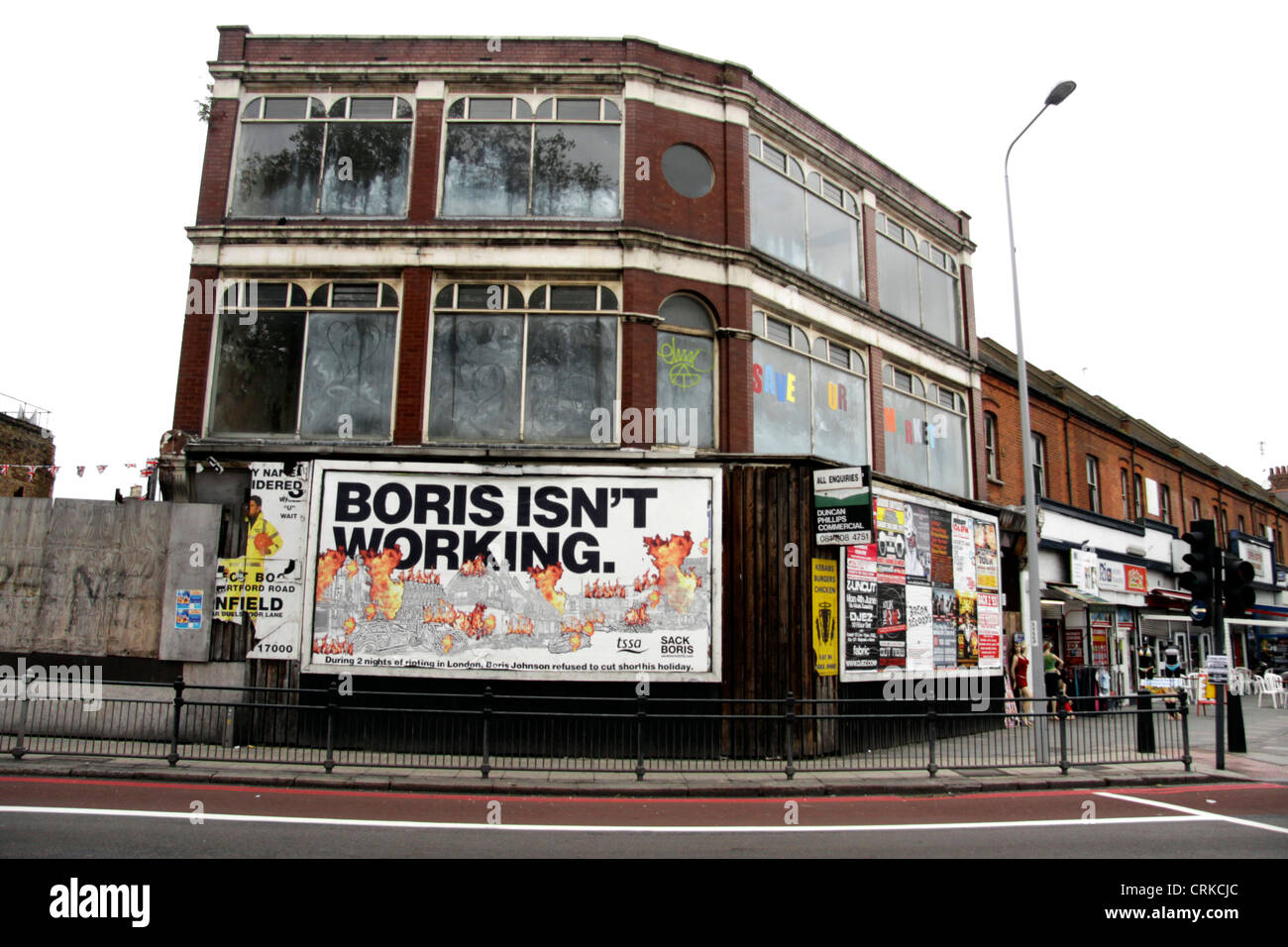 Affiche anti Boris Johnson à Tottenham, Londres peu après les émeutes d'août, 2011 Banque D'Images