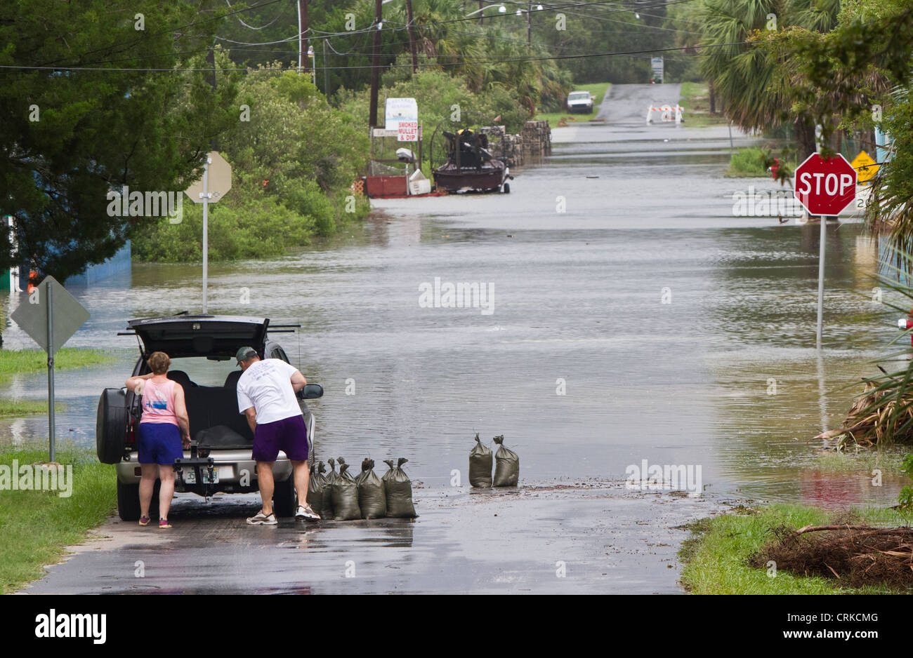 Cedar Key Sacs de charge des résidents dans leur véhicule comme la tempête tropicale Debby inonde les rues du centre-ville Banque D'Images