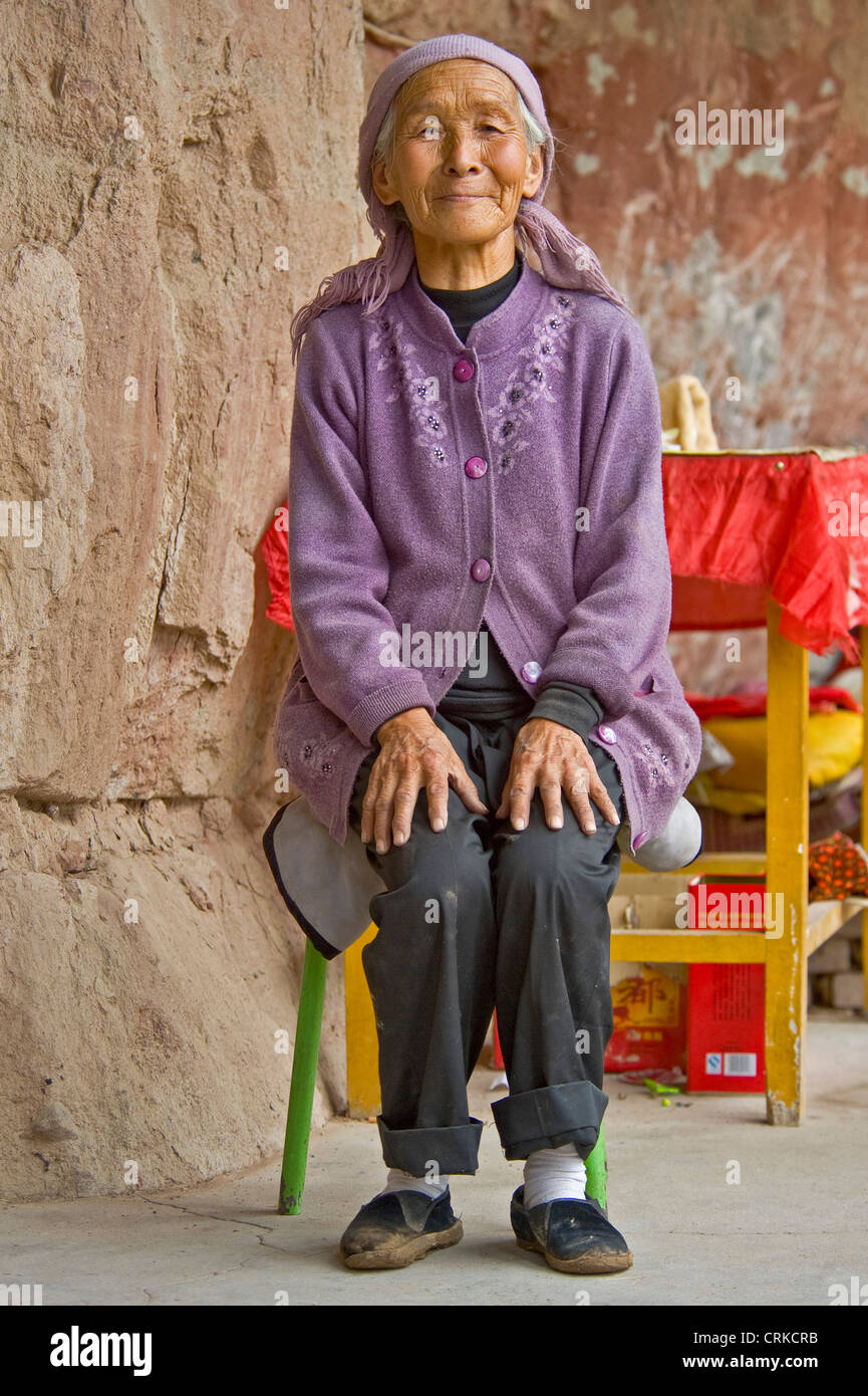 Un portrait of a smiling elderly femme chinoise qui travaille à l'Grottes Bingling. Banque D'Images