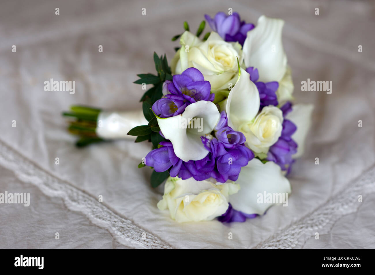 Mariage bouquet de freesia, de lis et de roses en blanc et violet Banque D'Images