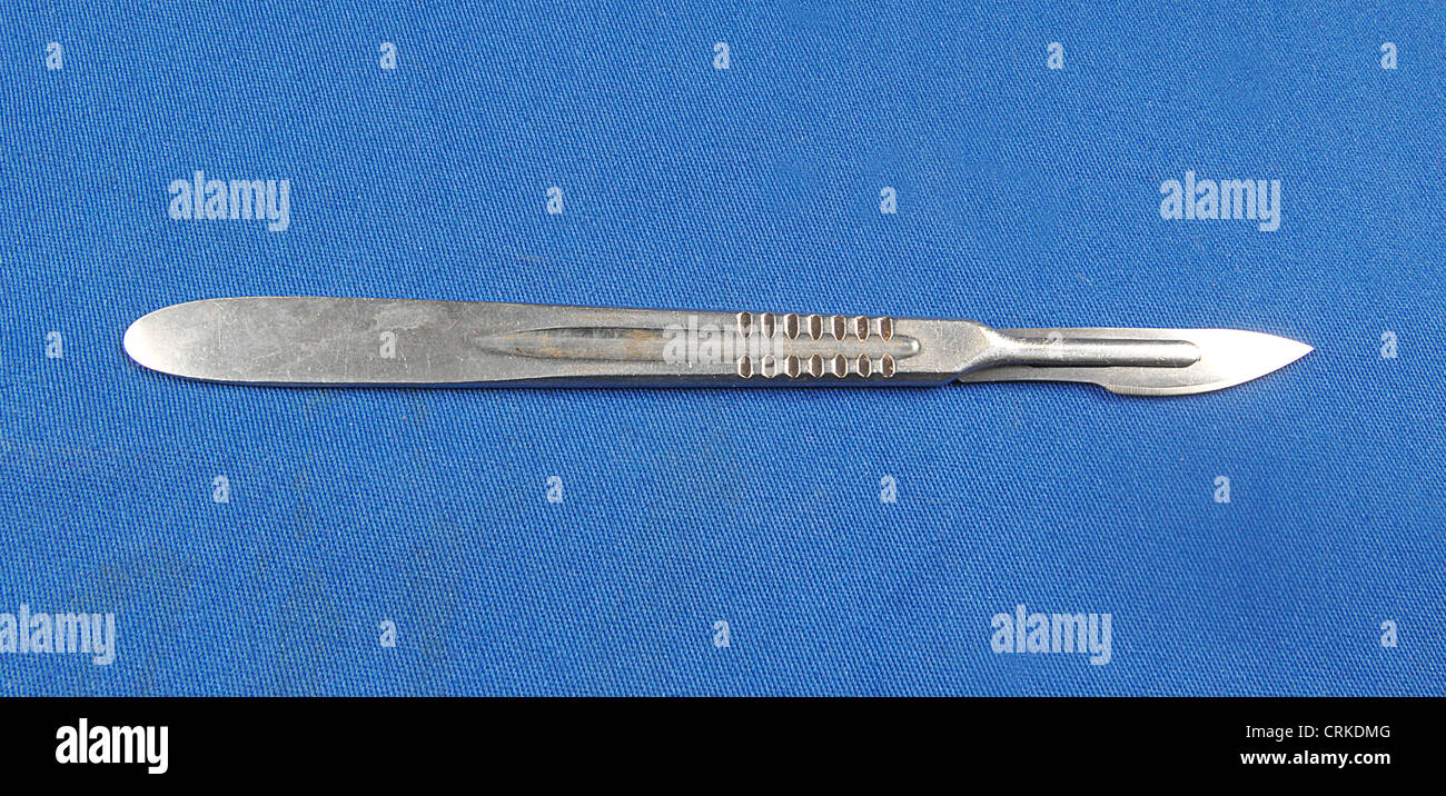 Un certain nombre 23 blade scalpel sur un certain nombre 4 poignée, utilisé pour faire les premières incisions dans la peau. Banque D'Images