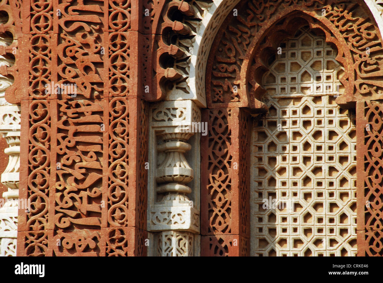 Inscriptions sur Alai Darwaza, Delhi, Inde Banque D'Images