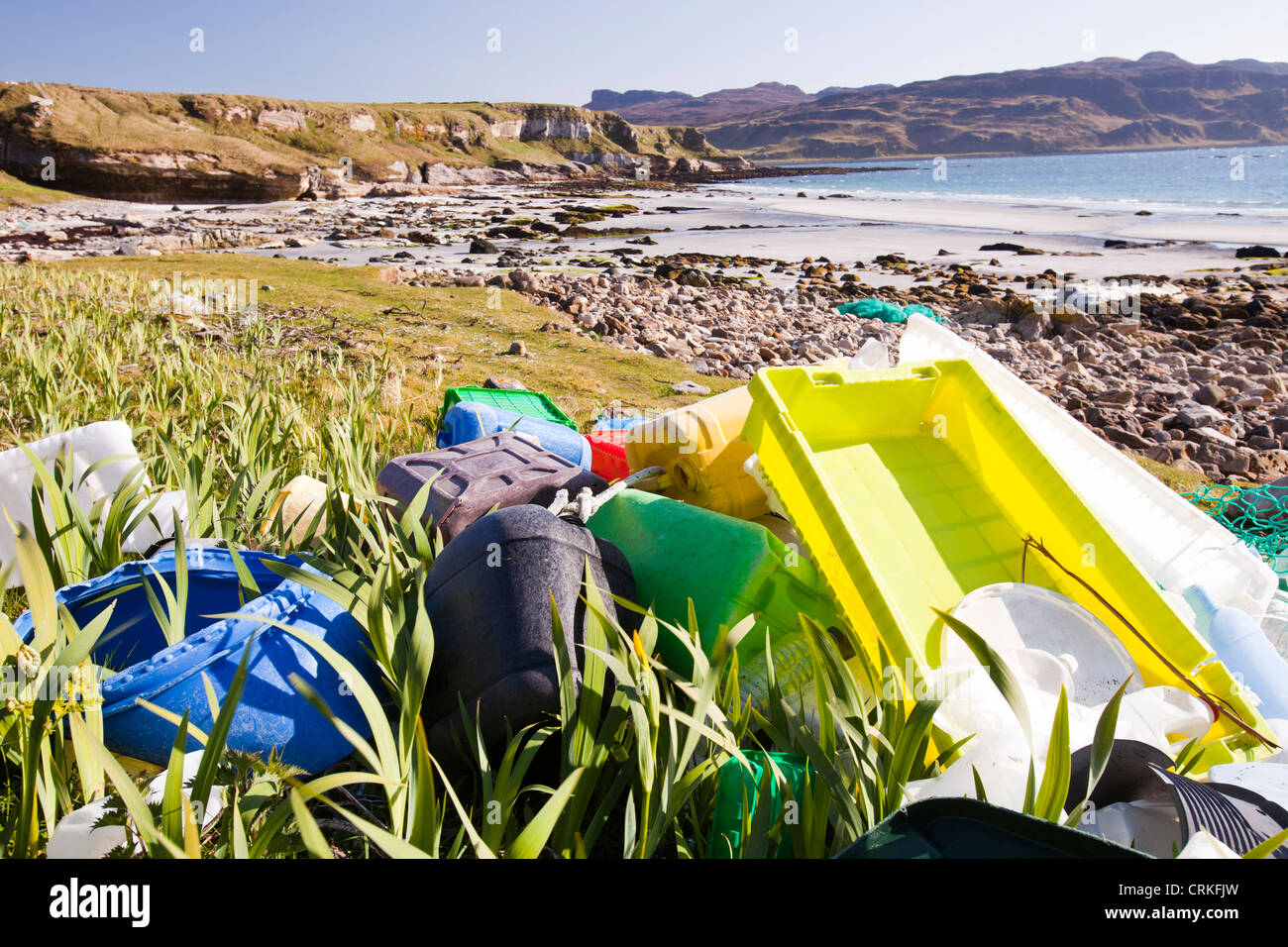 Déchets rejetés en plastique à la Singing Sands sur la côte ouest de l'île de Eigg, Ecosse, Royaume-Uni. Banque D'Images