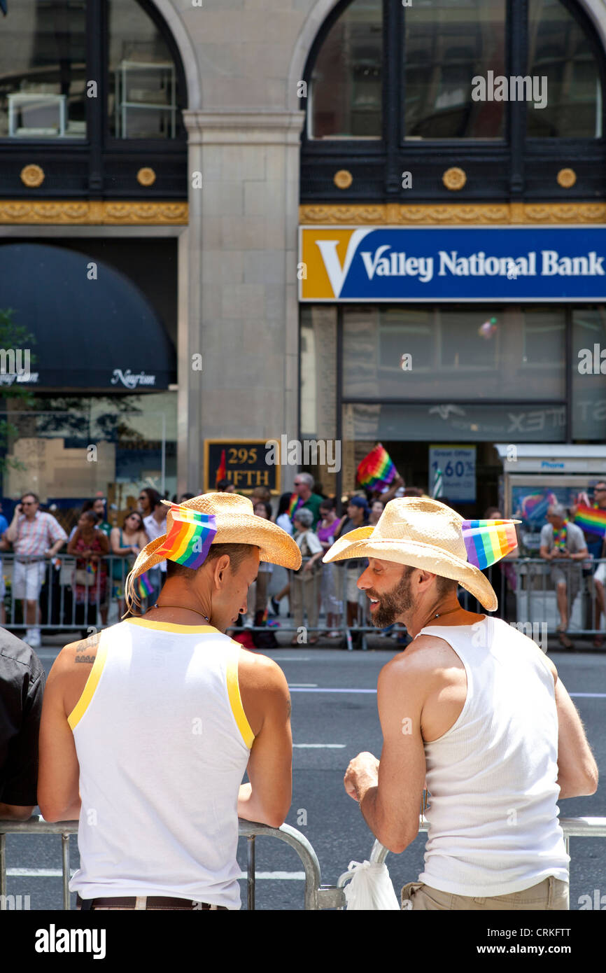 Couple Gay dans les chapeaux de paille, la Gay pride New York Banque D'Images
