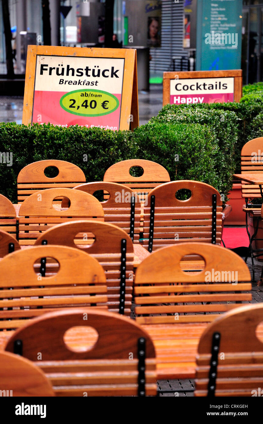 Berlin, Allemagne. Sony Center (Helmut Jahn, 1996-2000) de la Potsdamer Srasse. Chaises de café vide - menus pour le petit-déjeuner et des cocktails Banque D'Images