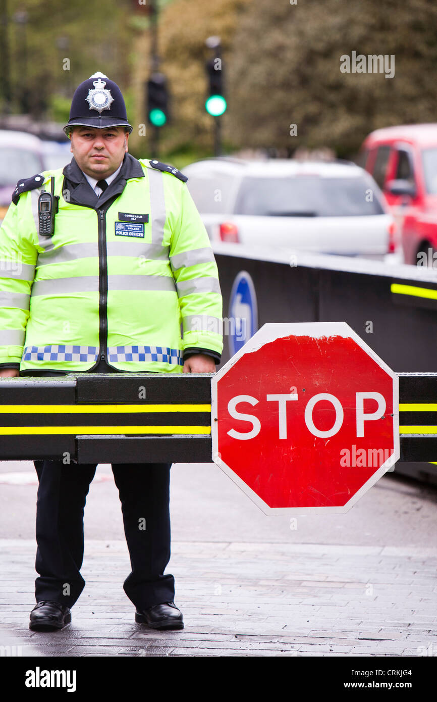 Barrières de police mis en place autour de la Maison du Parlement à Londres à l'abri de véhicule ou de kamikazes Banque D'Images