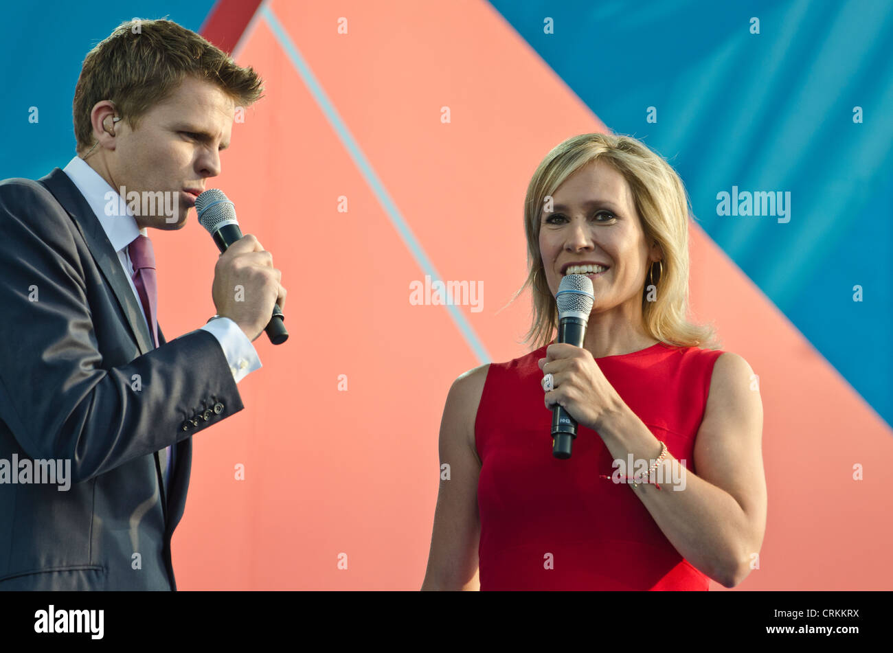 Jake Humphrey Sophie Raworth BBC présentateurs ' 1 an pour aller à''Jeux olympiques de 2012 à Londres Trafalgar Square Banque D'Images