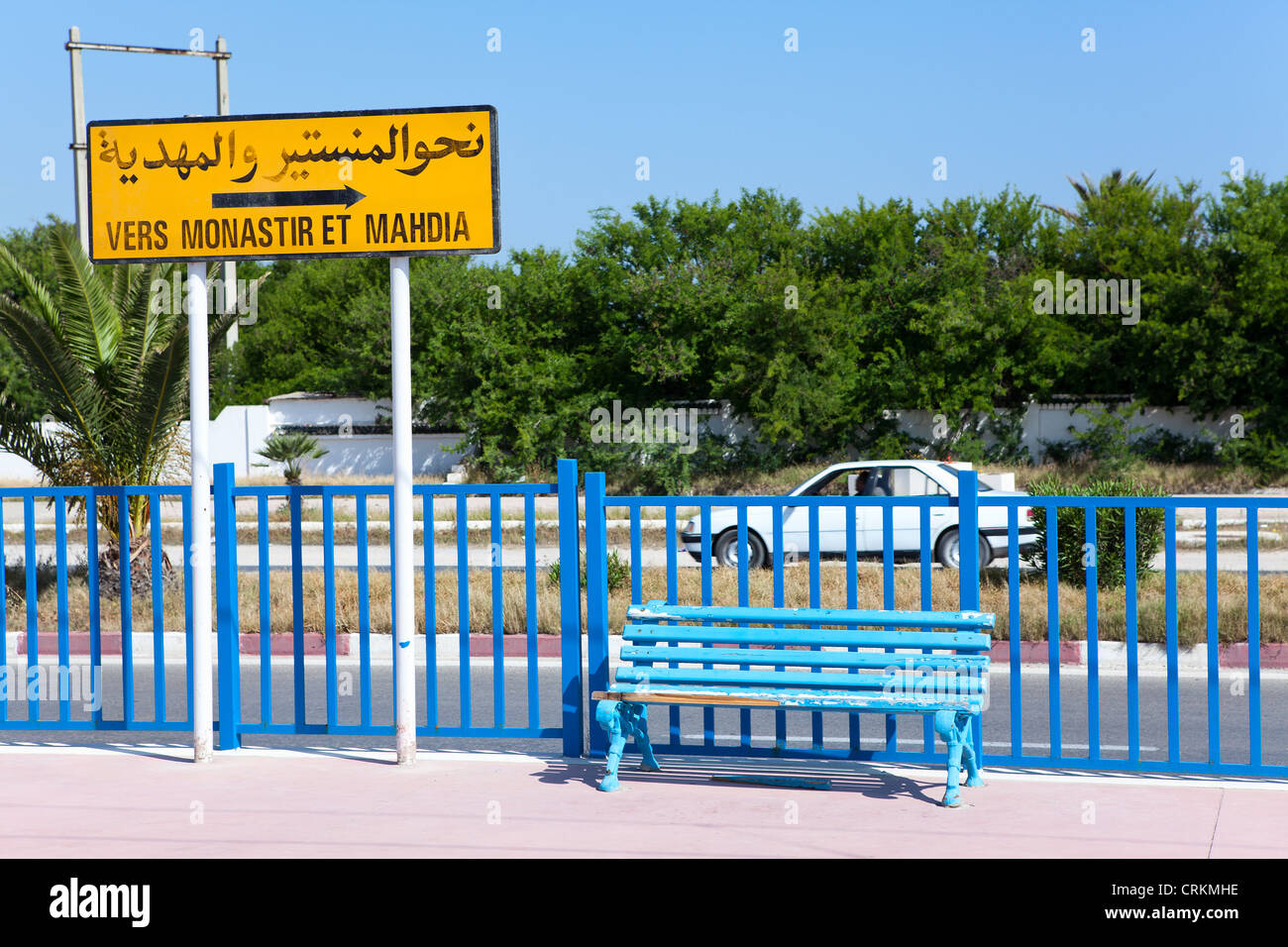 Un signe indiquant la direction à Monastir et Mahdia en arabe et en français à la gare, Tunisie Banque D'Images