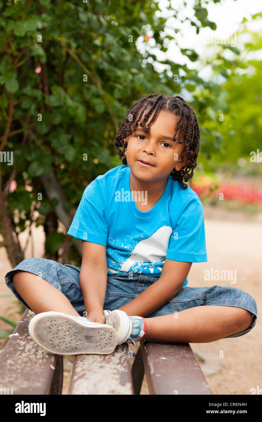 Outdoor portrait of a cute little boy américain africain Banque D'Images