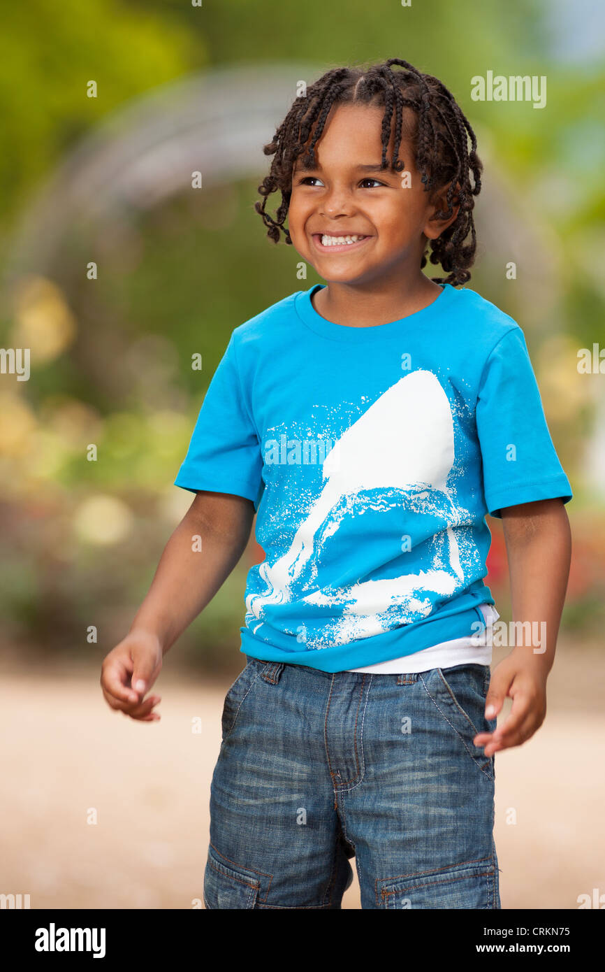Outdoor portrait of a cute little boy américain africain Banque D'Images