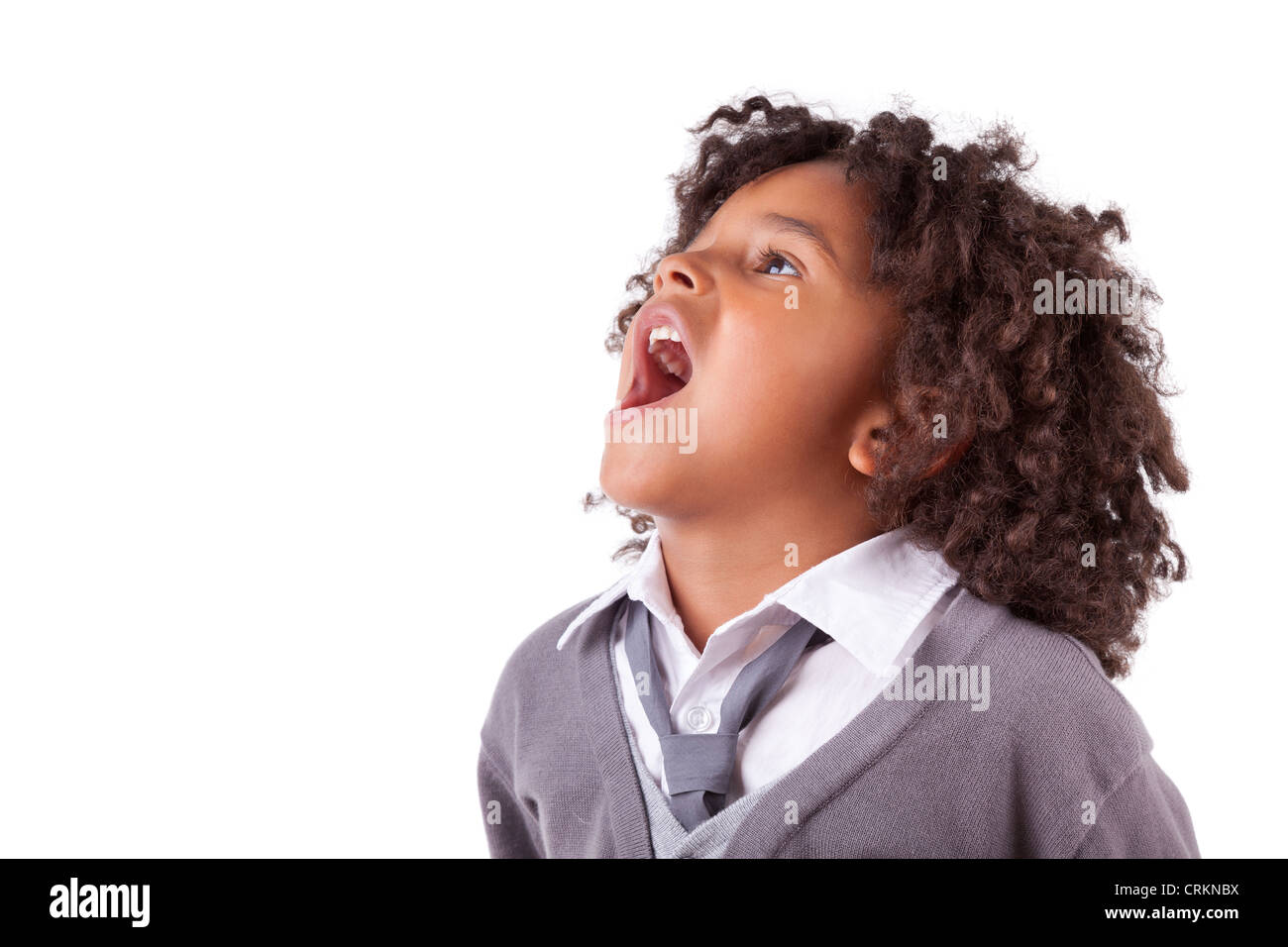 Portrait d'un mignon petit garçon africain crier,isolé sur fond blanc Banque D'Images