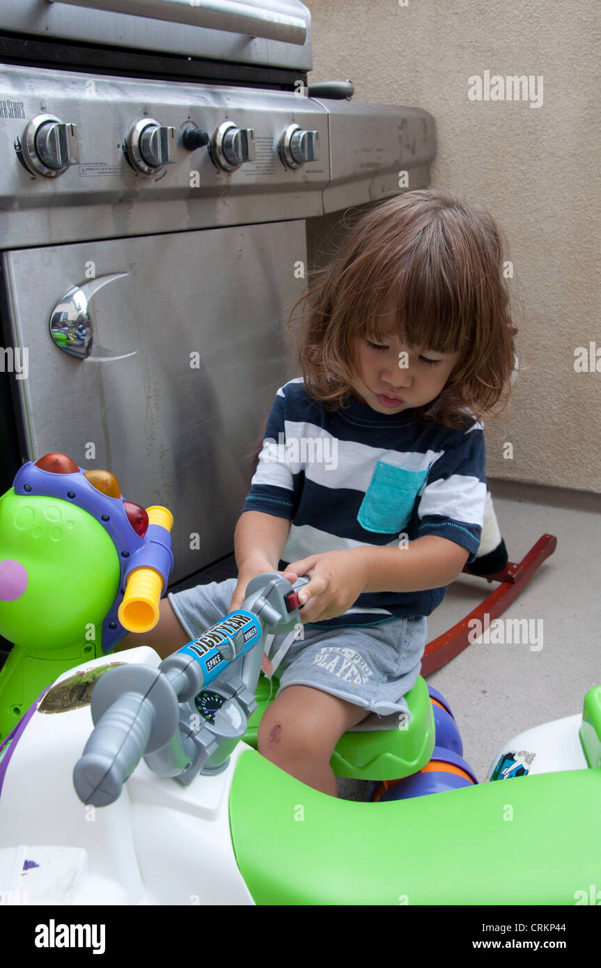 Petit Garçon jouant avec des jouets Banque D'Images