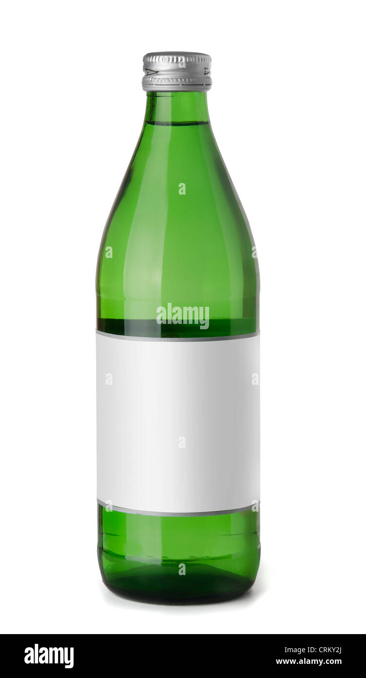 Verre vert bouteille d'eau pétillante isolated on white Banque D'Images