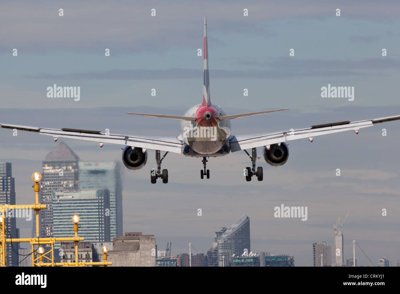 Jet de British Airways à l'atterrissage à l'aéroport de London City Banque D'Images