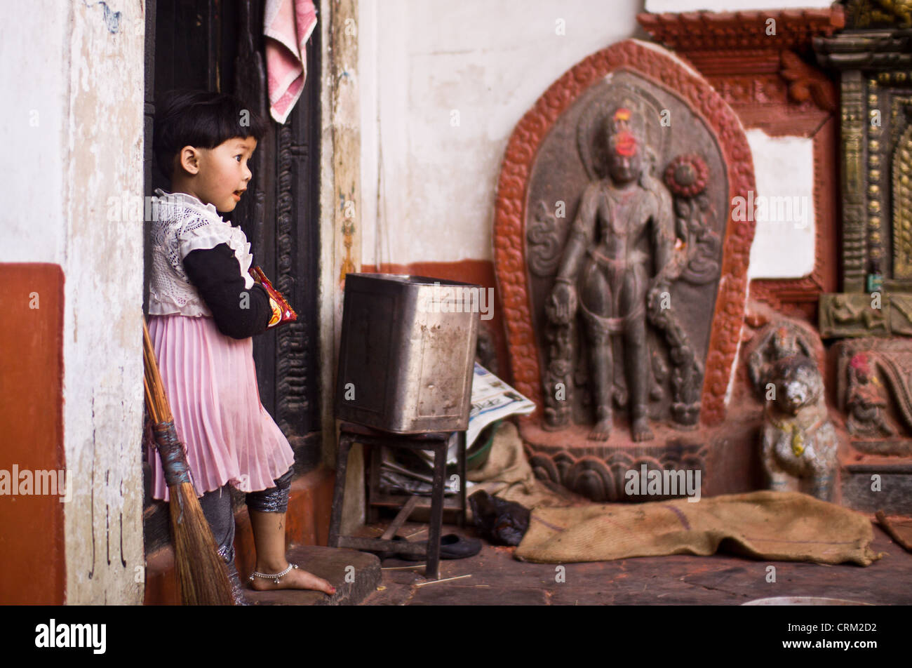 La vie quotidienne des enfants des rues Katmandu jeunes contraste histoire Photo Asie Népal Katmandou 30 mars 2011 CTK Banque D'Images