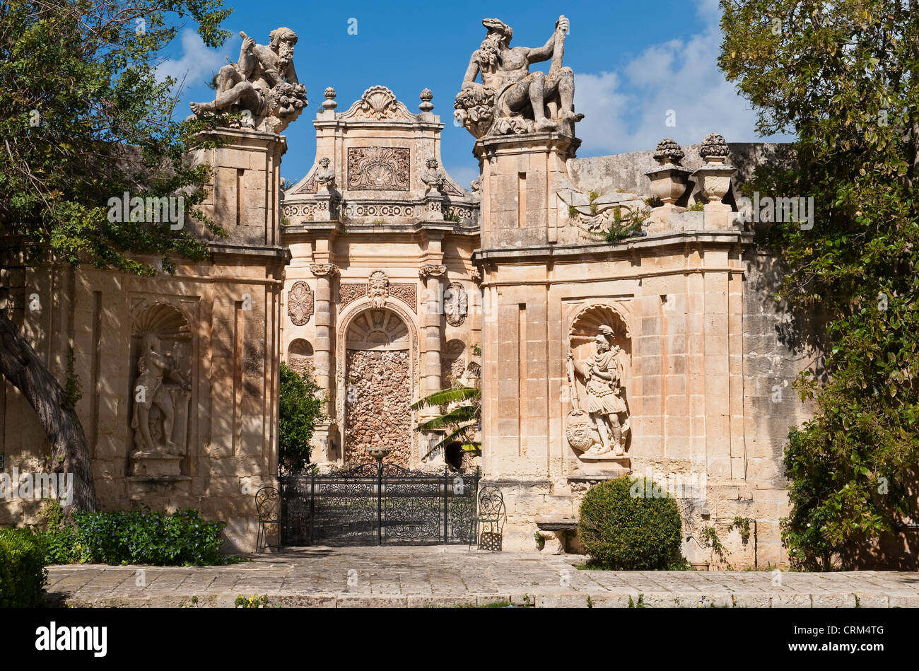 Le grand Nymphaieum (1745) dans les jardins de la Villa Bologna, Malte, vu par la porte baroque, avec des statues du Nil, Tiber, Antony et Cléopâtre Banque D'Images