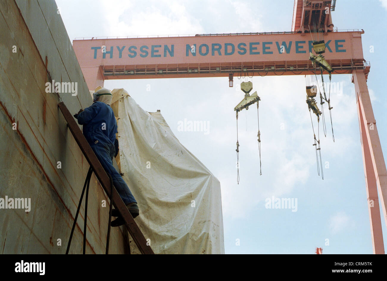 L'Emden, un travailleur de la Thyssen Nordseewerke GMBH modifier une coque Banque D'Images
