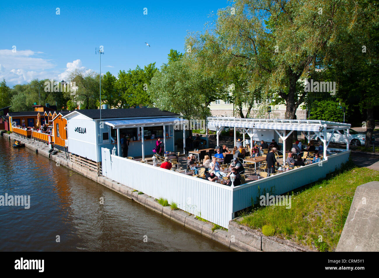 Cafe bar terrasse au bord de la rivière Porvoonjoki Uusimaa Porvoo Finlande province du nord de l'Europe Banque D'Images