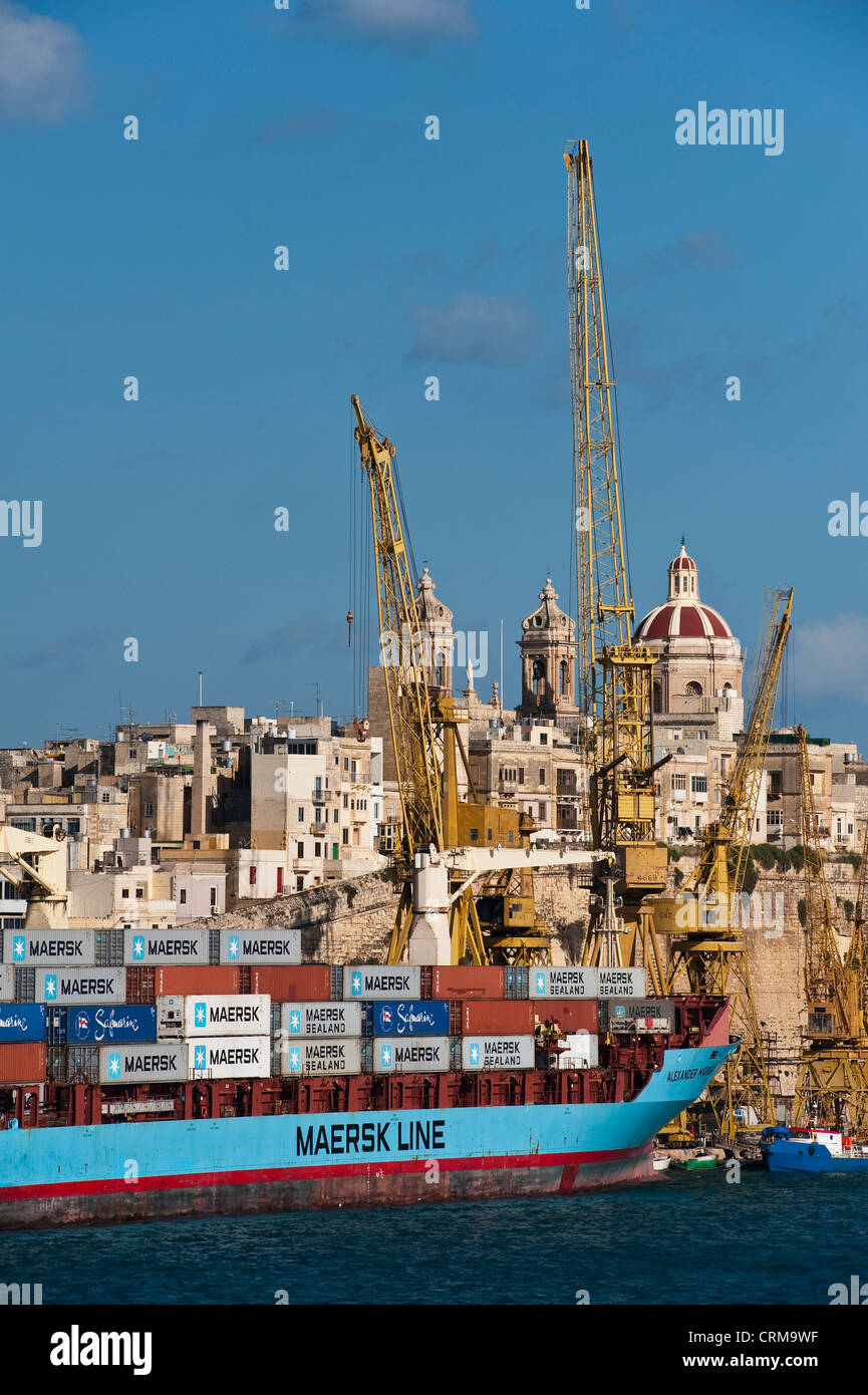 Un navire à conteneurs de la ligne Maersk amarré dans le Grand Harbour, la Valette, Malte Banque D'Images