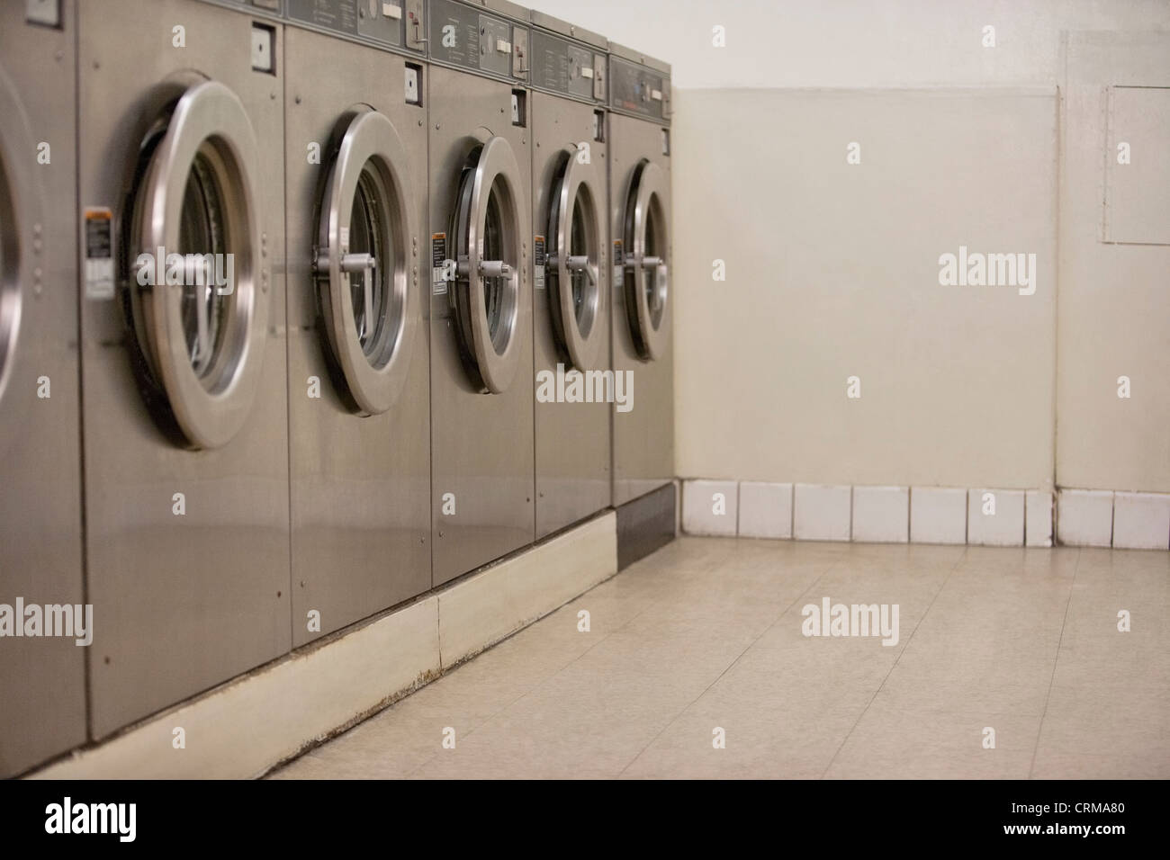 Rangée de sécheuses de libre-service dans la laverie automatique Banque D'Images