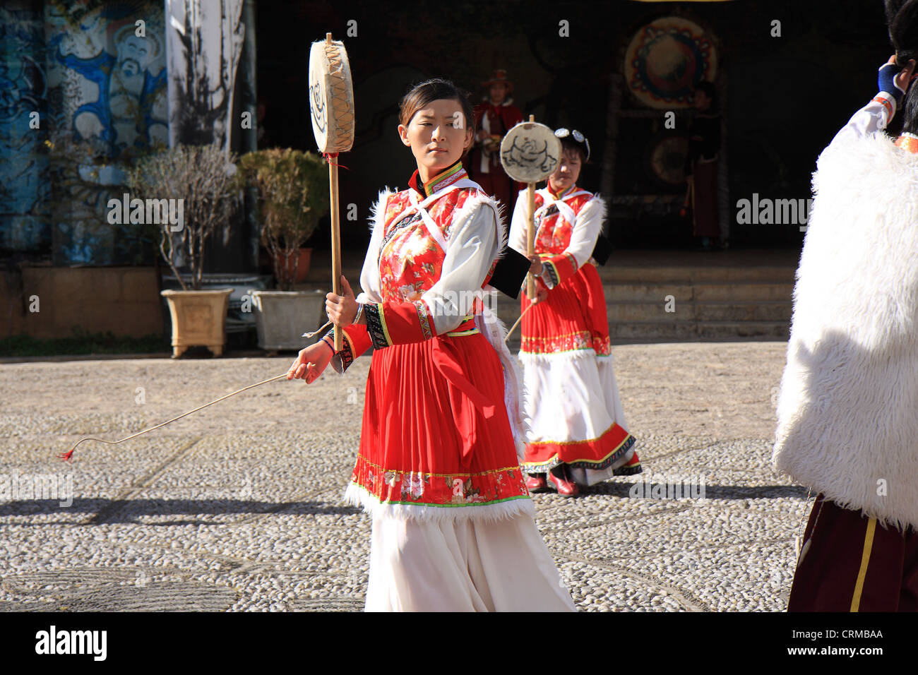 LIJIANG, CHINE - 8 décembre 2010 : les spectacles de danse ethnique Naxi non identifié au Village Culturel de la vallée de Belgique vient. Banque D'Images