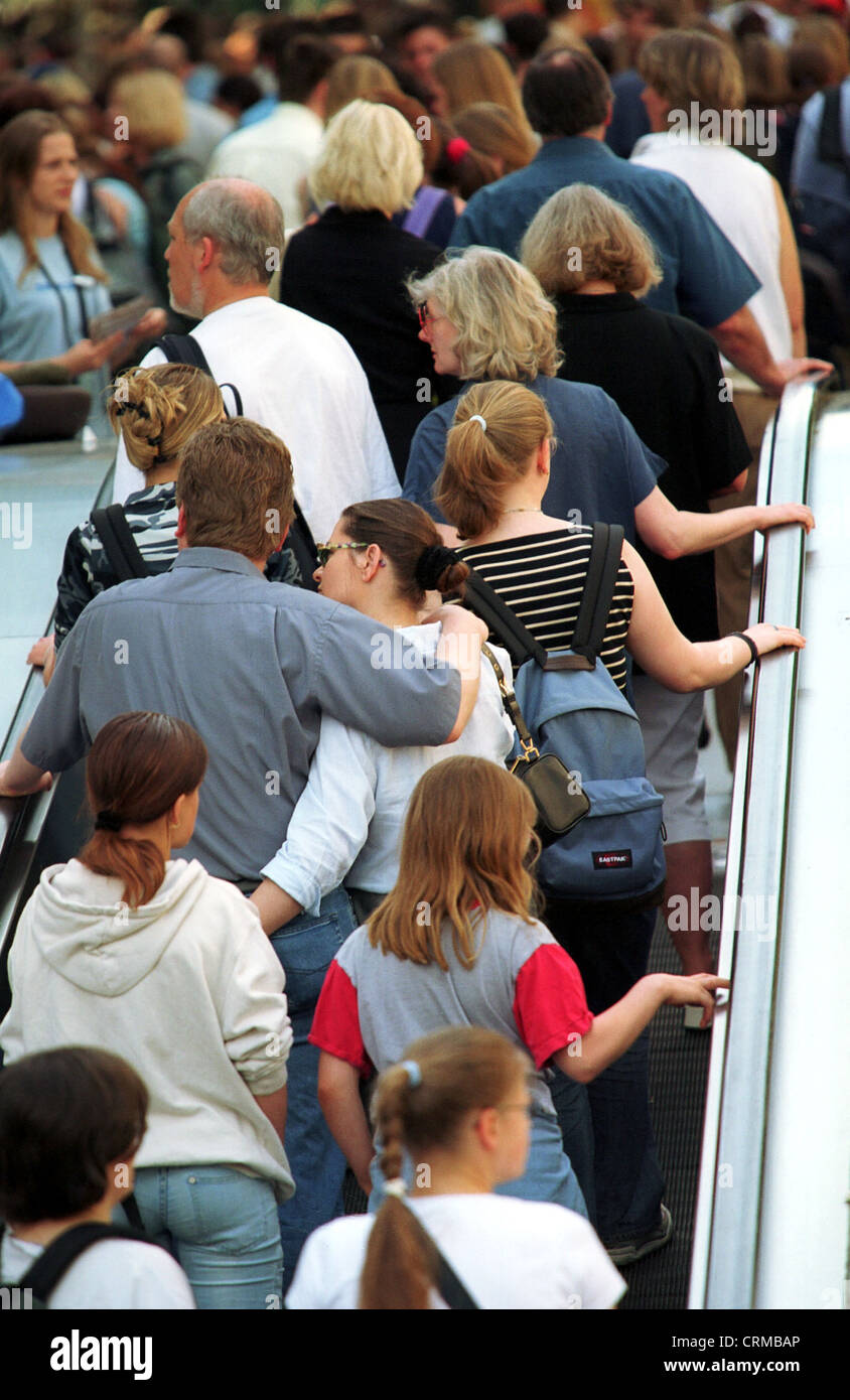 Les gens sur un escalator bondé Banque D'Images