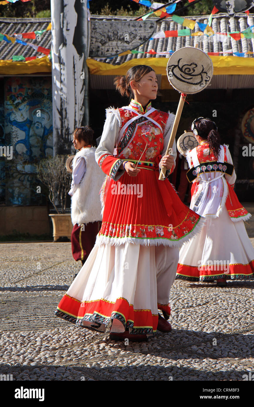 LIJIANG, CHINE - 8 décembre 2010 : les spectacles de danse ethnique Naxi non identifié au Village Culturel de la vallée de Belgique vient. Banque D'Images