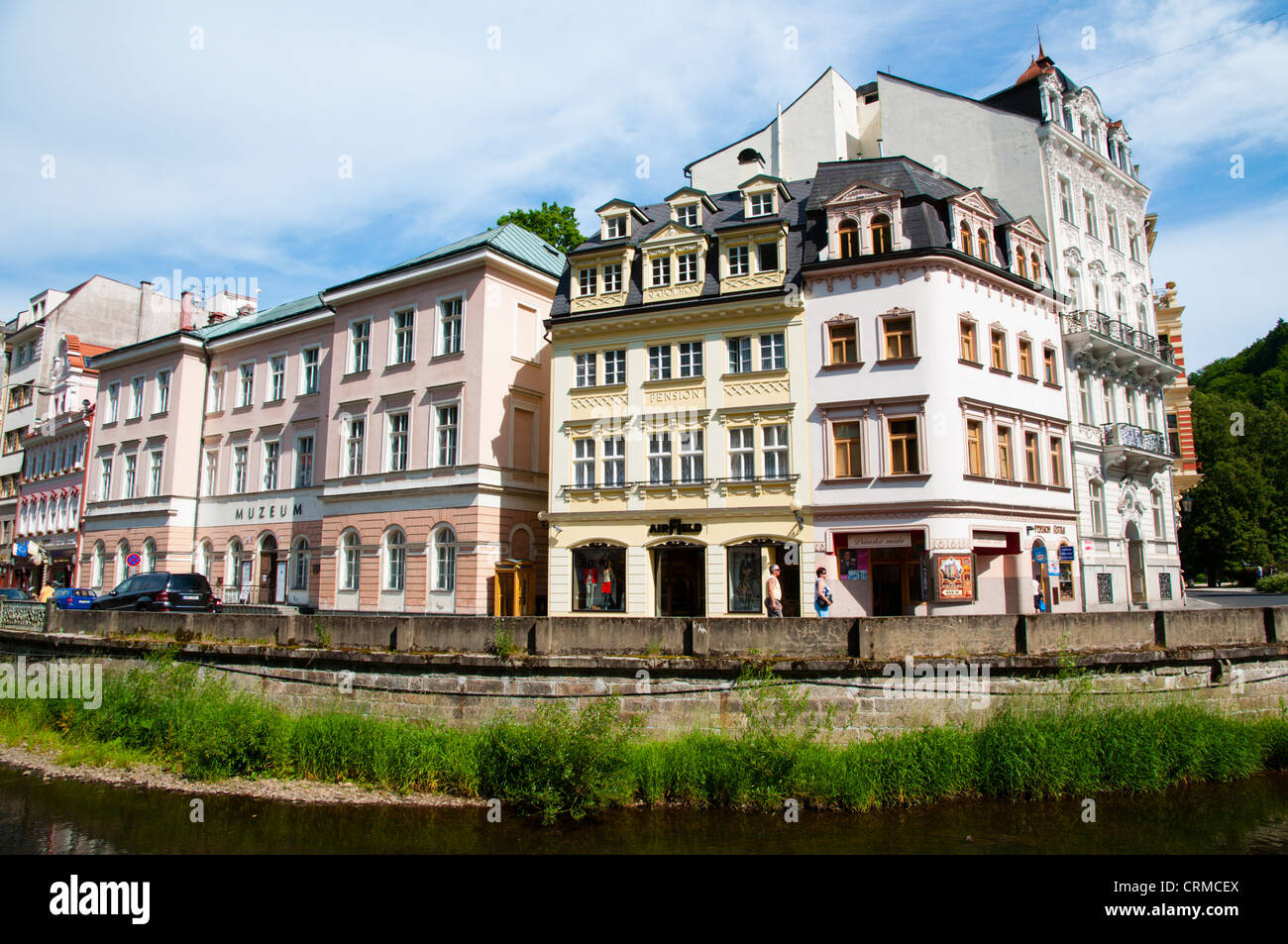 Riverside maisons le long de la rue Louka ville thermale de Karlovy Vary République Tchèque Europe Banque D'Images