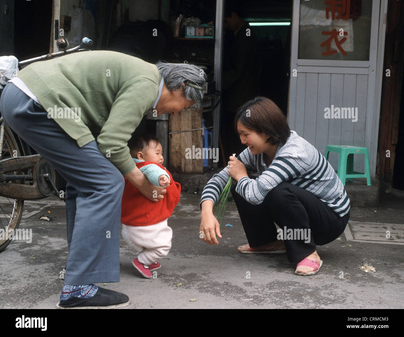 Petite famille dans le vieux Shanghai Banque D'Images