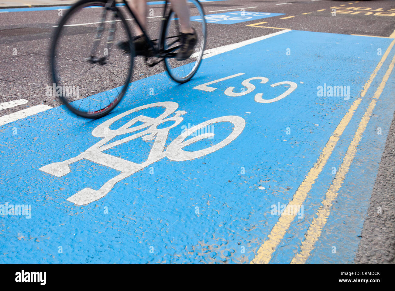 Un cycliste sur le CS7 cycle path à Londres, au Royaume-Uni. Banque D'Images