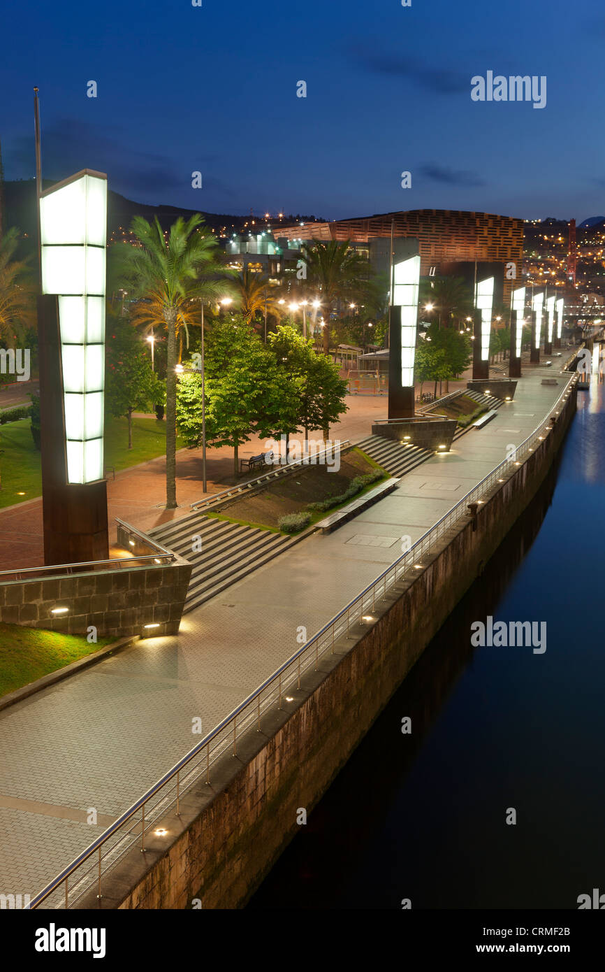 Nervion River, Abandoibarra Bilbao, Bizkaia, Espagne, Banque D'Images