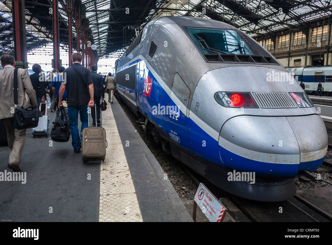 Paris, France, petite foule, par derrière, marcher loin, touristes voyageant sur Quai à l'intérieur de la gare SNCF, 'T.G.V. Bullet train', 'Gare de Ly-on', plate-forme de train à grande vitesse Banque D'Images