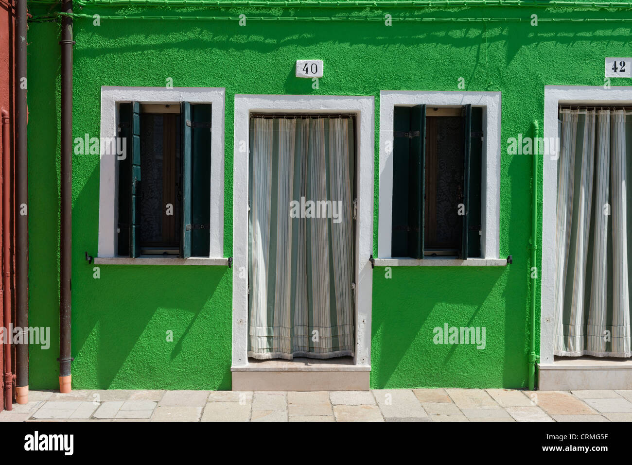 Burano Island dans la lagune de Venise célèbre pour les bâtiments et les maisons peintes aux couleurs vives. Cette chambre peinte est typique des maisons de Burano Banque D'Images