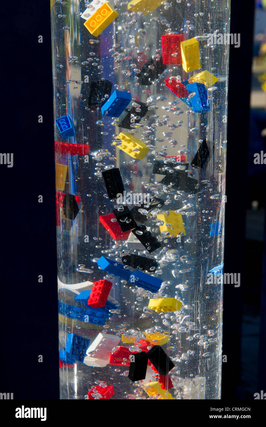 Morceaux de Lego dans un liquide bouillonnant, Legoland, BILLUND, Danemark Banque D'Images