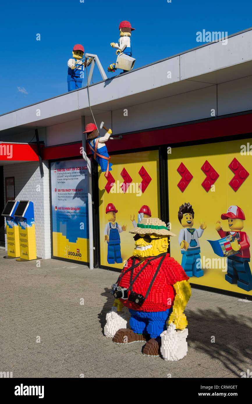 La figure d'un touristiques Lego à l'extérieur de la boutique Lego, Legoland, BILLUND, Danemark Banque D'Images