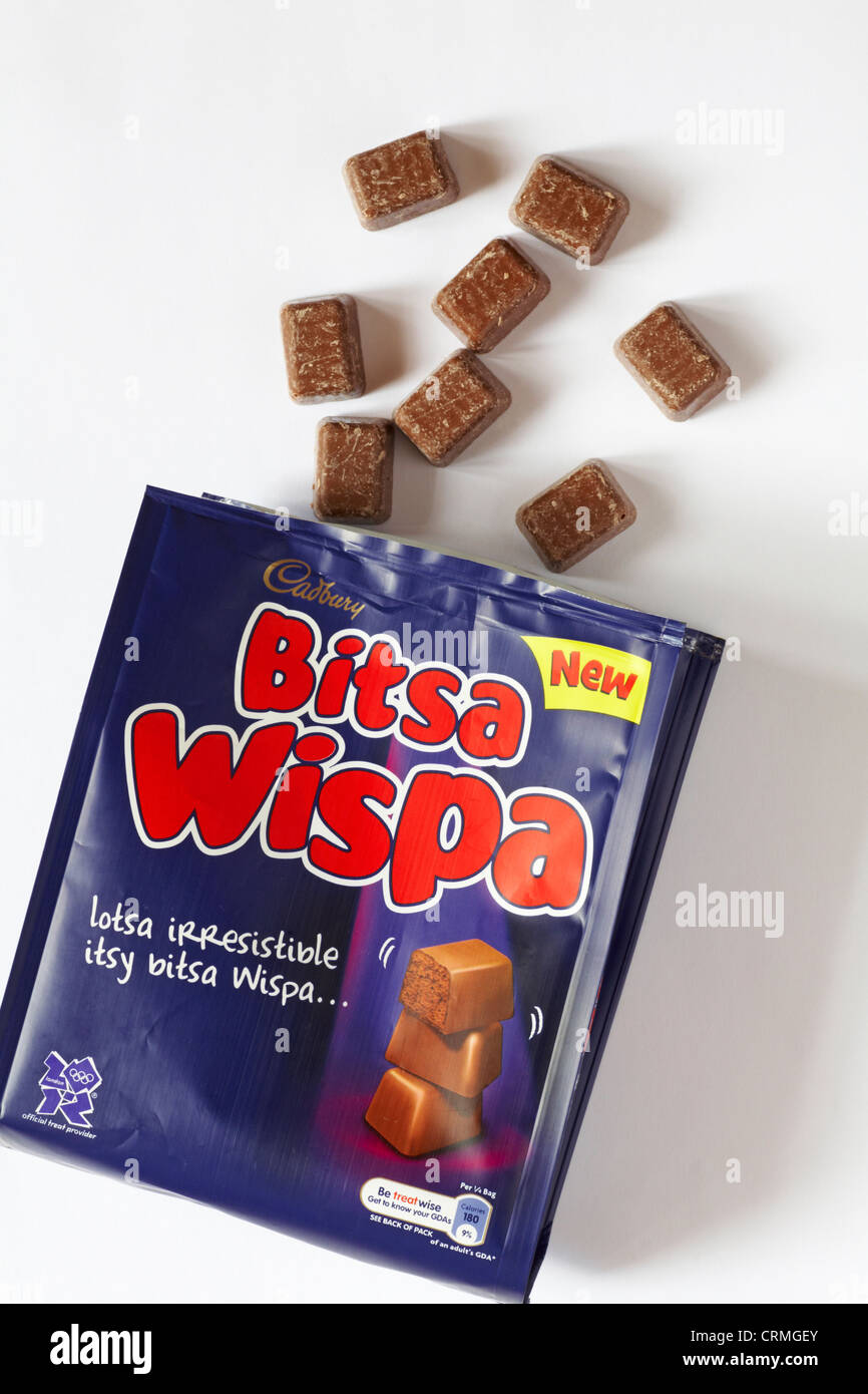 Sac de Cadbury le Bitsa Wispa lotsa itsy irrésistible le bitsa wispa avec sac ouvert et matières ensemble renversé sur fond blanc Banque D'Images