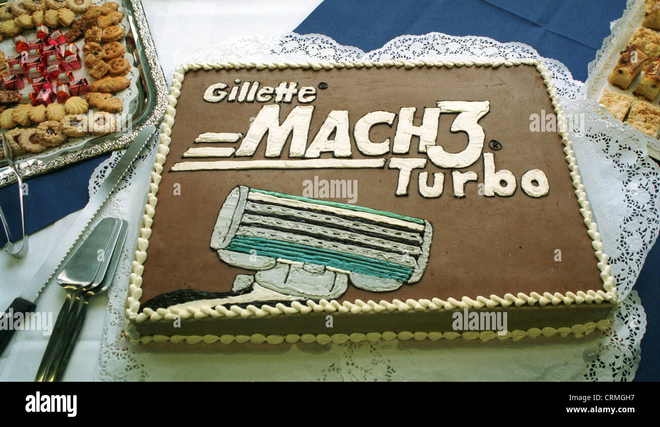 Berlin Gateau Lancement Industriel De La Nouvelle Les Rasoirs Gillette Mach3 Turbo Photo Stock Alamy