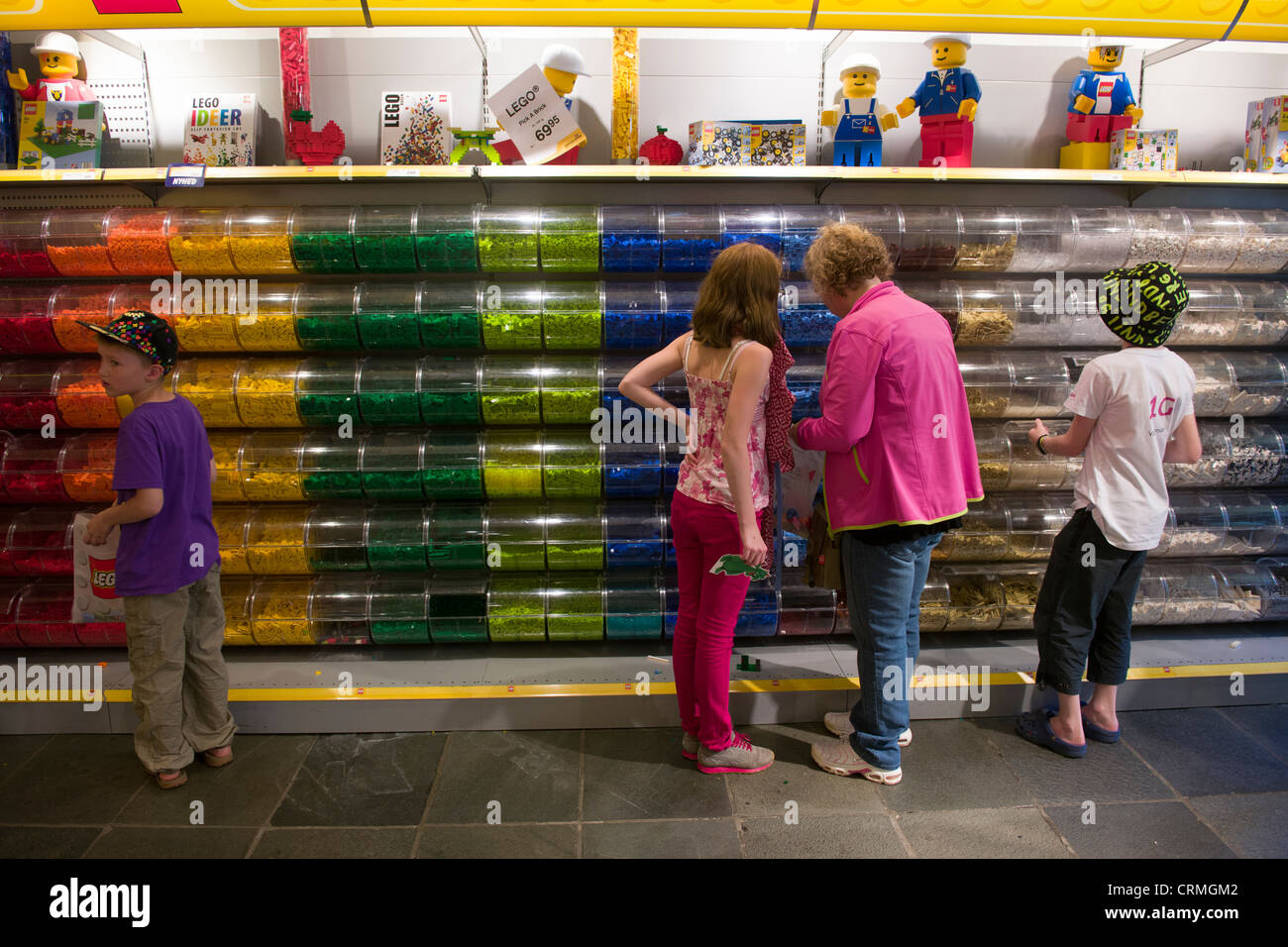 Les touristes à la recherche de morceaux de Lego traditionnels à l'intérieur de la boutique Lego, Legoland, BILLUND, Danemark Banque D'Images