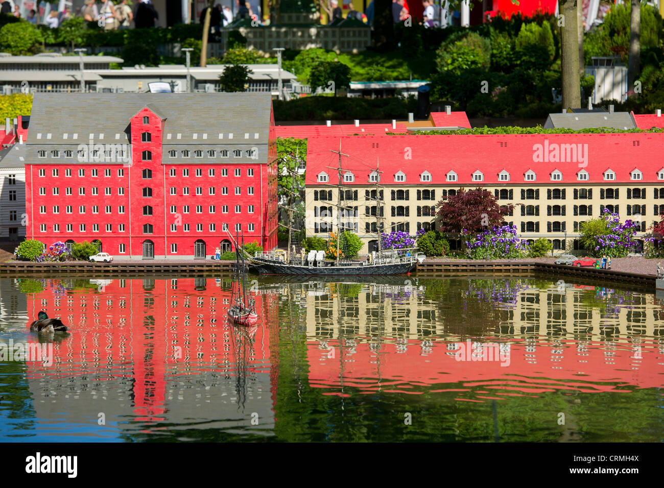 Bâtiments Lego rouge reflète dans l'eau, Miniland, Legoland, BILLUND, Danemark Banque D'Images