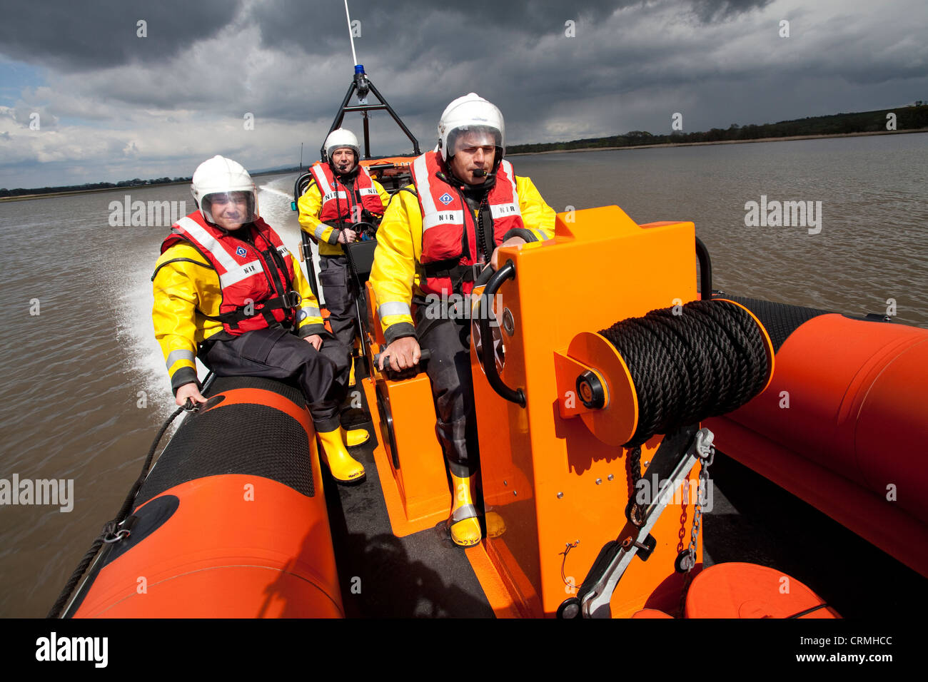 Les hommes courageux de sauvetage côtier lifeboat Nith indépendants pratiquant seulement des Glencaple dans la rivière Nith, l'estuaire de Solway Firth, UK Banque D'Images