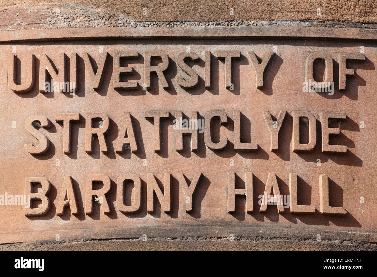 Panneau « University of Strathclyde Barony Hall » sculpté en grès rouge, Castle Street, Glasgow, Écosse, Royaume-Uni Banque D'Images