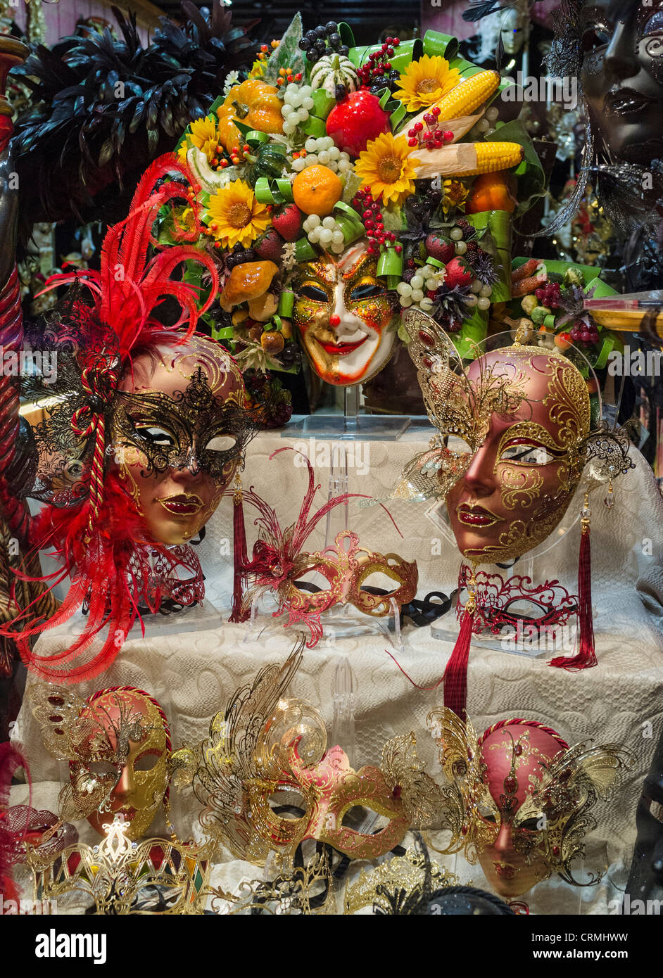 Une vitrine de l'affichage des masques de carnaval vénitien. Banque D'Images