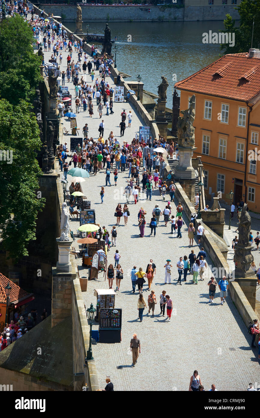 Les touristes au Pont Charles, Prague, République Tchèque Banque D'Images