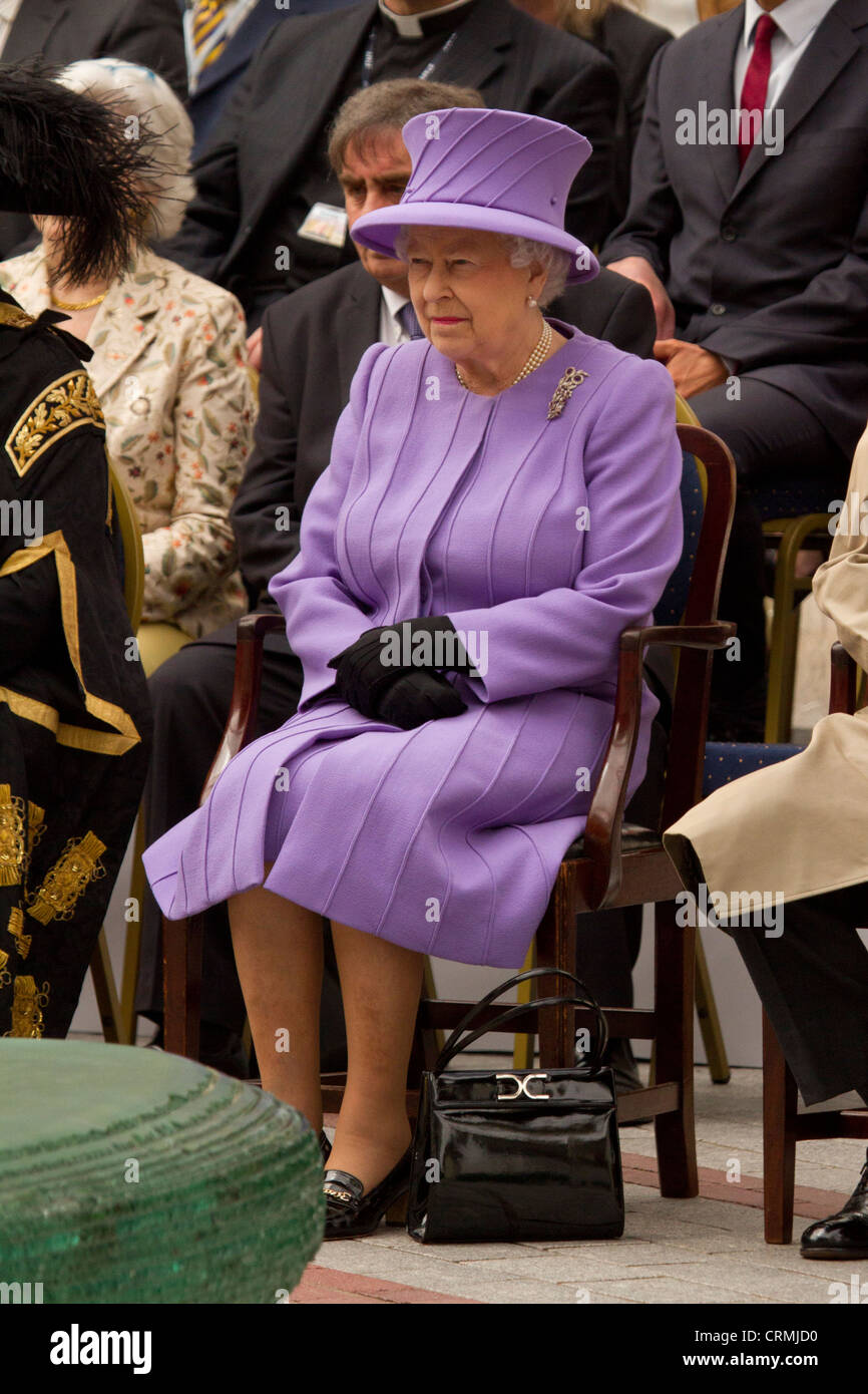 La reine Elizabeth II watches une performance à Exeter, Devon sur une visite dans le cadre de la tournée du Jubilé de diamant Banque D'Images