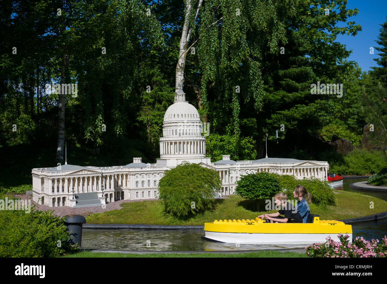 Enfants sur Miniboat passant modèle Lego de l'United States Capitol Building, Legoland, BILLUND, Danemark Banque D'Images