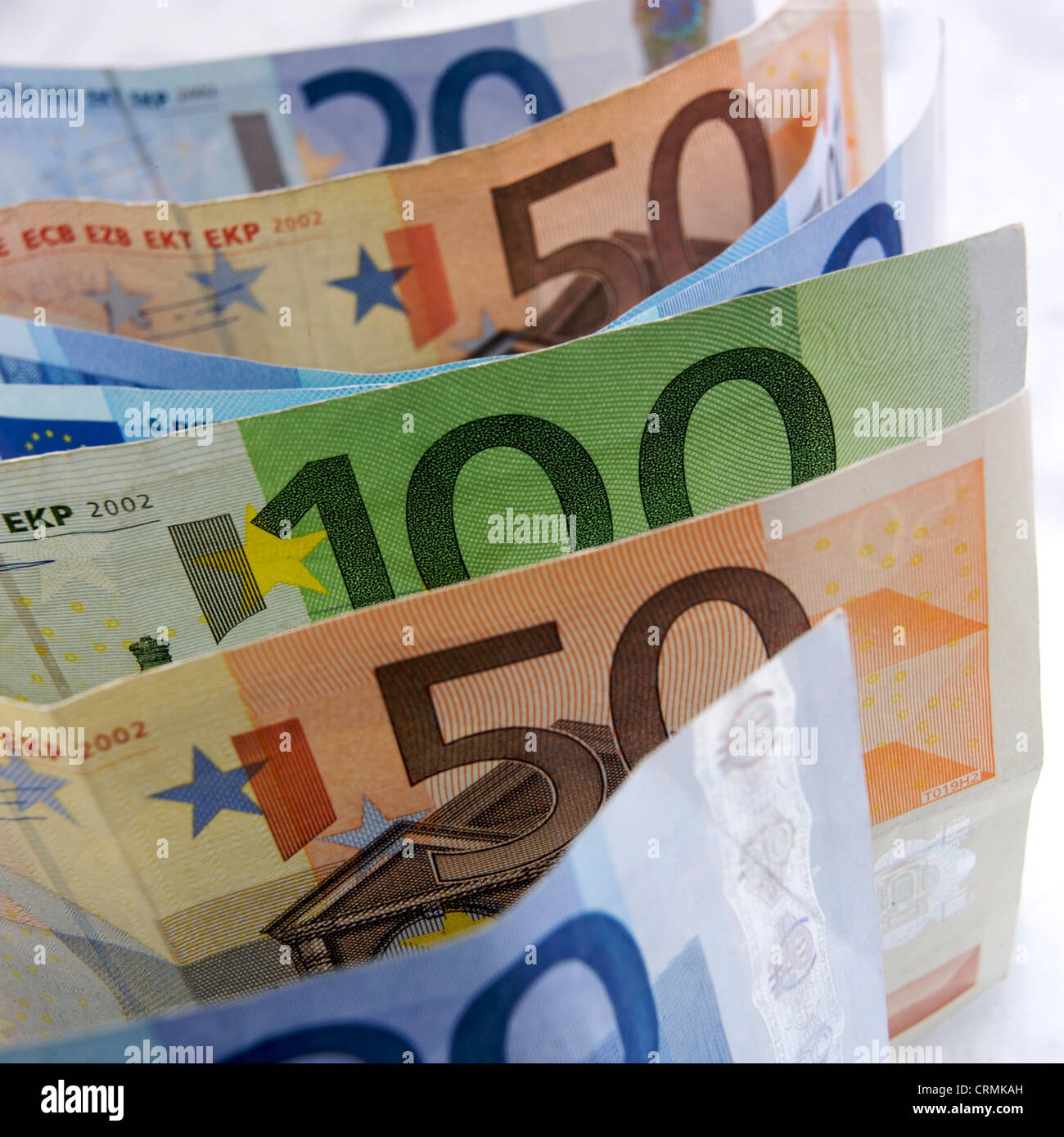 Différentes valeurs unitaires des billets en euros disposés sur une rangée et affichant différentes valeurs et couleurs Banque D'Images
